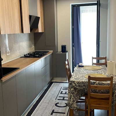 Alquiler de un espacioso apartamento amueblado de 2 habitaciones, 63 m², Constanța, Rumanía